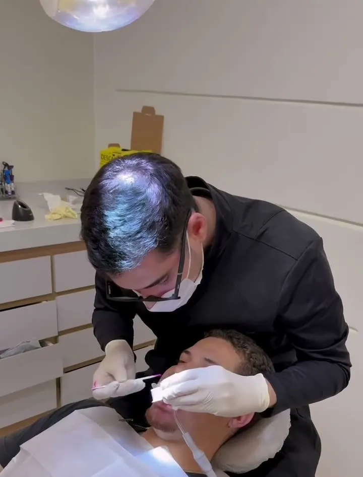 Dr. Bruno Costa atendendo um paciente