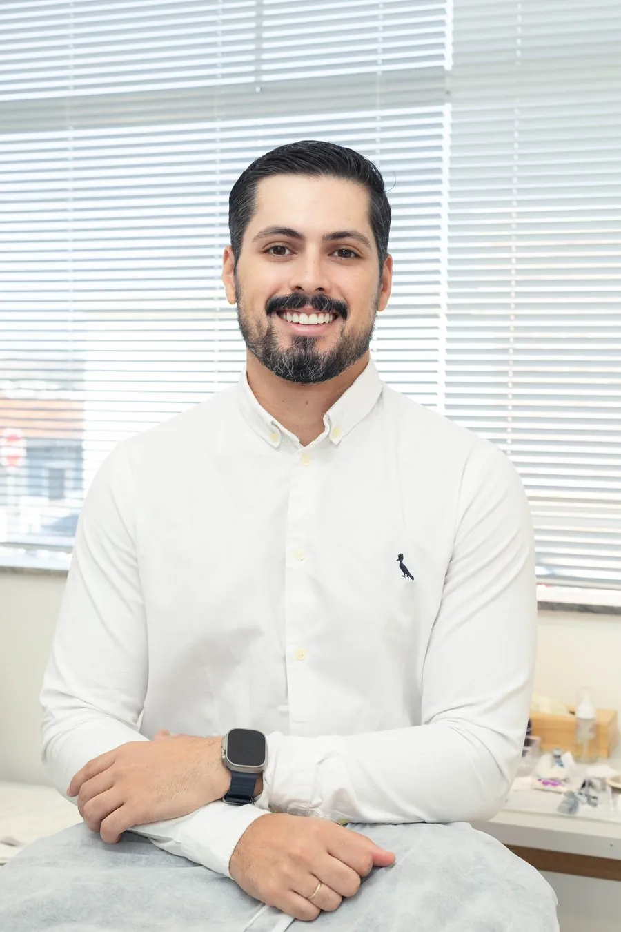 Dr. Felipe Costa na sala de atendimento da Lit Concept