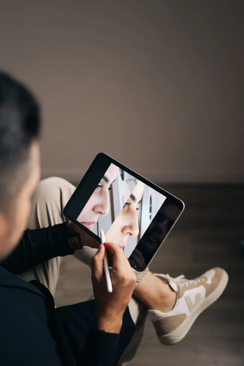 Planejamento facial feito em tablet durante a consulta