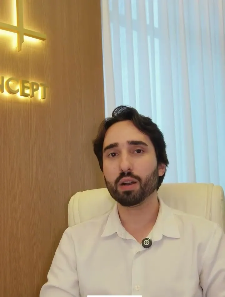 Dr. Felipe Siquelli explicando sobre blefaroplastia